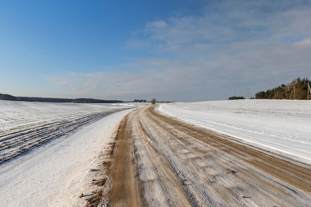 Gevaarlijke weg in de winter na sneeuwval