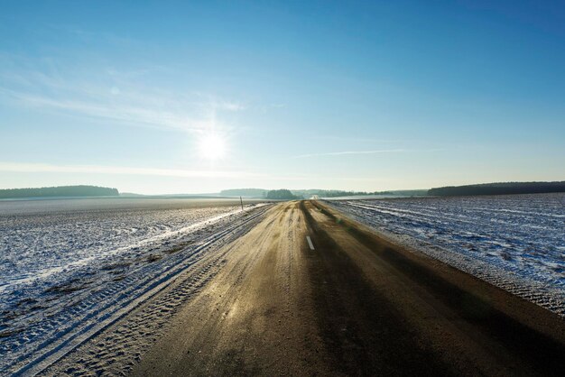 Gevaarlijke weg in de winter na sneeuwval