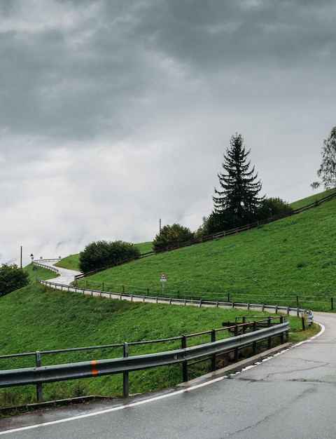 Gevaarlijke weg slingeren op een heuvel tijdens natte en slechte weersomstandigheden