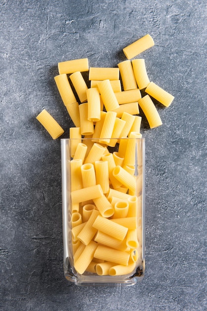 Gevallen container vol rigatoni pasta.