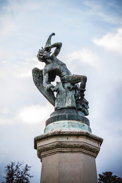 gevallen engel, duivelsfiguur, bronzen sculptuur met demonische waterspuwers en monsters