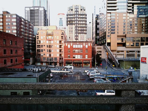 Foto gevangen herinnering aan de achterkant van gebouwen tegenover de snelweg