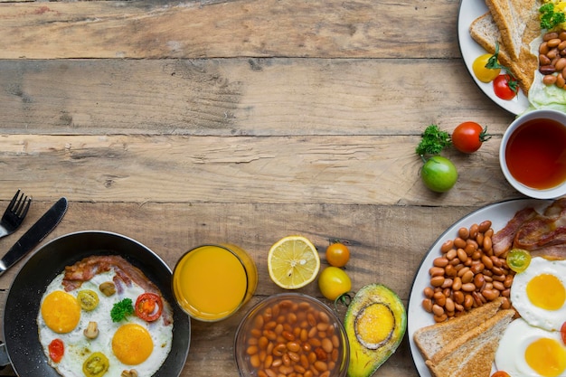 Gevarieerde ontbijtmaaltijden op de houten tafel