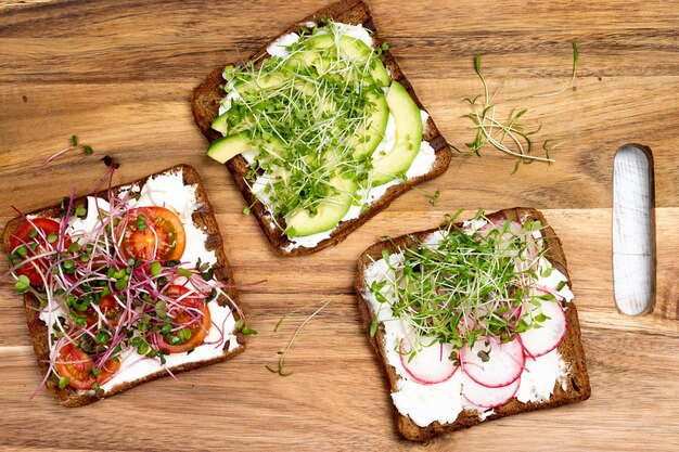 Gevarieerde ontbijtsnacks sandwiches met volkoren brood broodroosters met roomkaas radijs avocado