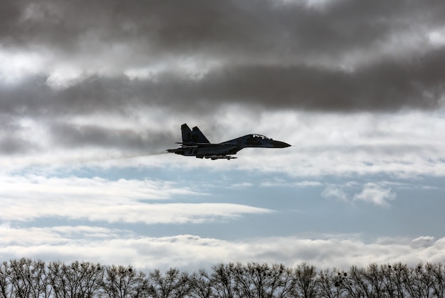 Gevechtstraining in het trainingscentrum van de luchtlandingstroepen van de oekraïense strijdkrachten in de regio zjytomyr. vechters tijdens gevechtsmissies