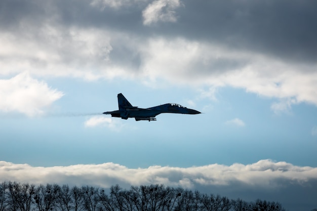 Gevechtstraining in het trainingscentrum van de luchtlandingstroepen van de oekraïense strijdkrachten in de regio zjytomyr. vechters tijdens gevechtsmissies