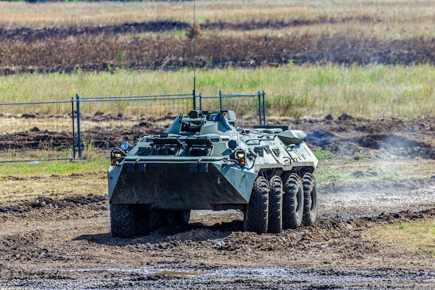 Gevechtswiel amfibische gepantserde personendrager btr80 van het russische leger
