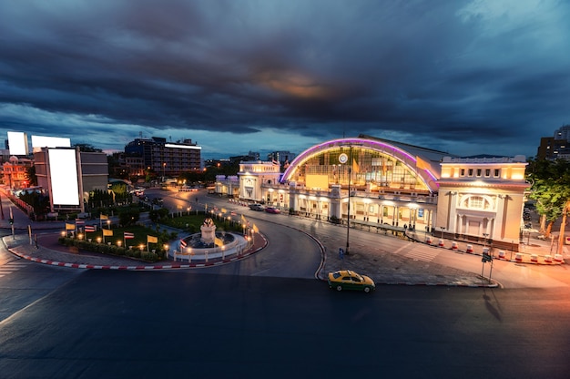 Gevel antiek Hua Lamphong treinstation verlicht met auto