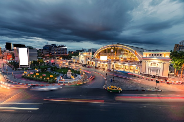 Gevel antiek Hua Lamphong treinstation verlicht met autoverkeer