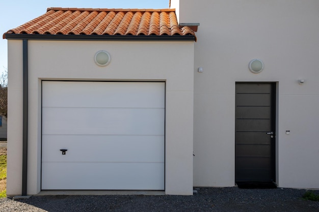 Foto gevel garage sectionele witte huisdeur grijs van woonhuis