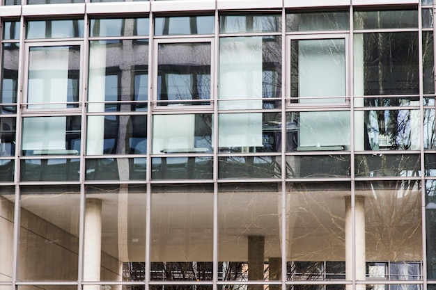 Gevel gebouw met ramen bij daglicht met reflecties