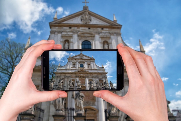 Gevel van de barokke kerk van St. Peter en Paul in Krakau. Polen. toerist maakt een foto