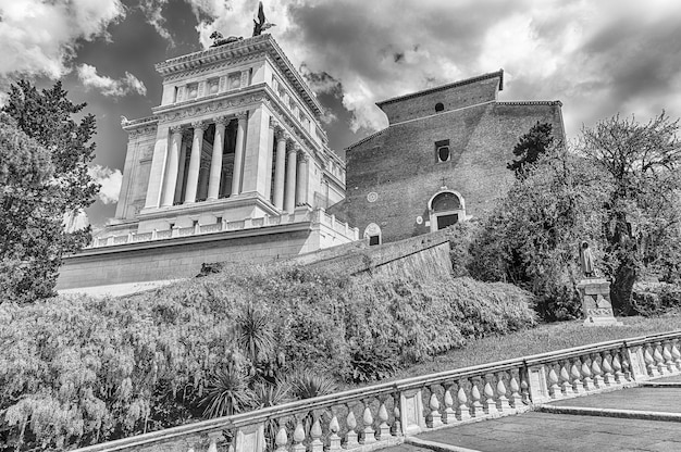 Gevel van de basiliek van St. Maria van het altaar van de hemel, Rome, Italië