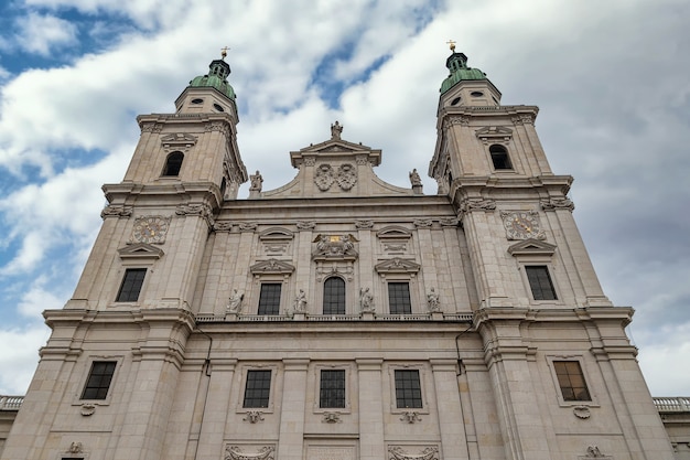 Gevel van de dom van salzburg, het belangrijkste historische gebouw in de stad salzburg