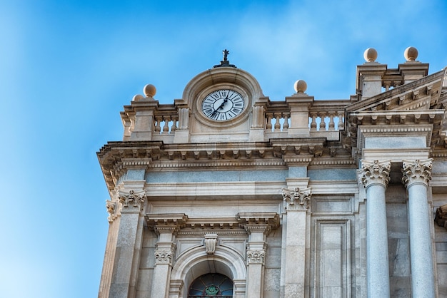 Gevel van de kerk van onze-lieve-vrouw van rozenkrans pompei italië