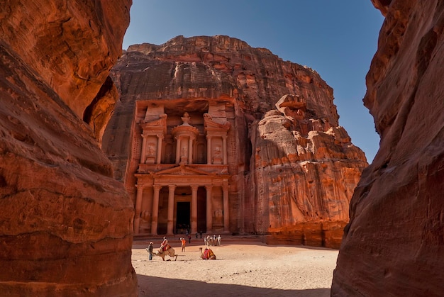 Gevel van de schatkamer in de oude stad Petra, gezien vanuit de kloof de Siq