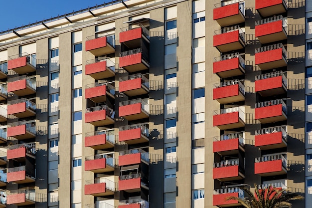 Gevel van een huis met rode balkons