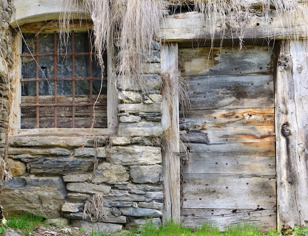 Gevel van een oud stoned en houten huis in een verlaten dorp