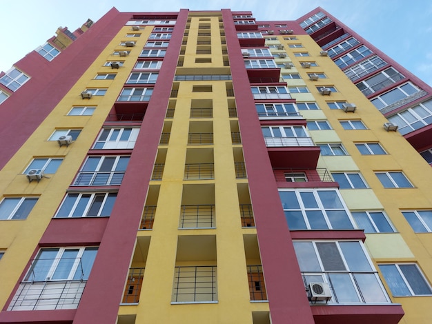Gevel van een residentieel modern hoogbouw stadshuis met prachtige kleuren op een zonnige zomerdag tegen de blauwe lucht