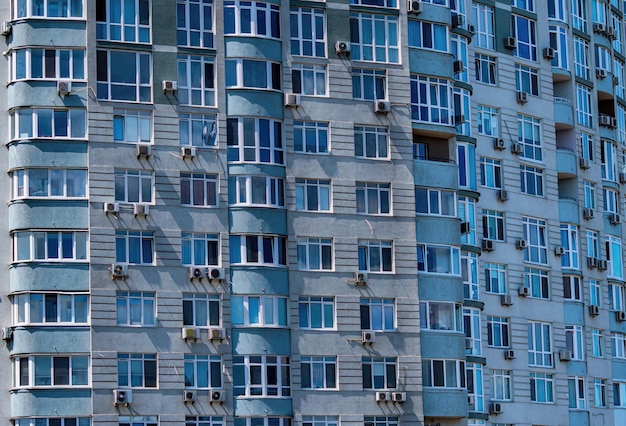 Gevel van een woongebouw met airconditioners aan de muur