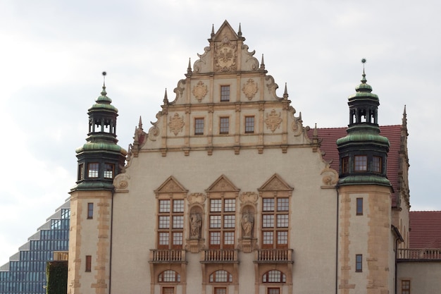 Gevel van het Adam Mickiewicz Universiteitsgebouw in Poznan, Polen