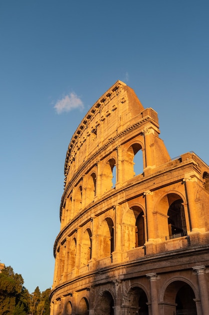 Gevel van het colosseum van roma, italië.