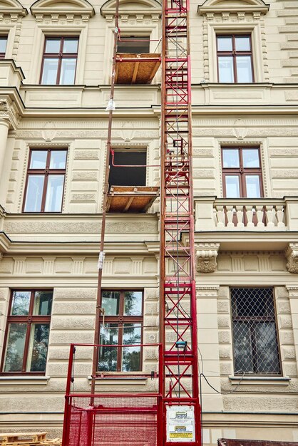 Foto gevel van het historische gebouw in wederopbouw in praag