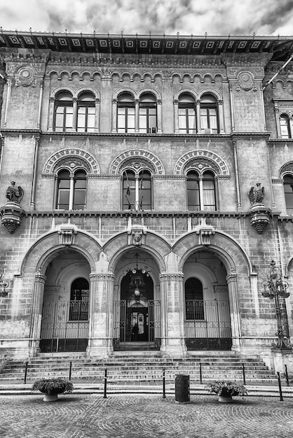 Gevel van het historische gebouw van de burgerlijke rechtbank in het centrum van Perugia, Italië