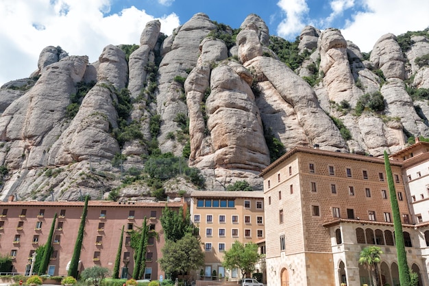 Gevel van het klooster van Santa Maria de Montserrat op de berg van Montserrat, Spanje