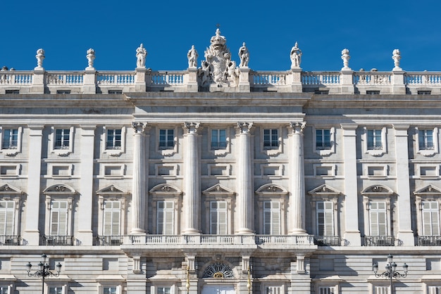 Gevel van het Spaanse koninklijke paleis in Madrid.