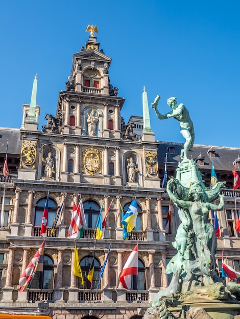 Gevel van het stadhuis op de Grote Markt van Antwerpen België onder de blauwe hemel in zonnige dag