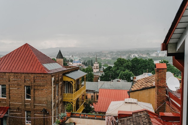 Gevel van traditionele gebeeldhouwde balkons en kleurrijke houten huizen in de oude binnenstad van Tbilisi, Georgië