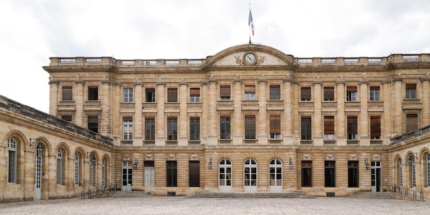 Gevelbinnenland van Palais Rohan Stadhuis in Place Pey Berland in bordeauxstad Frankrijk