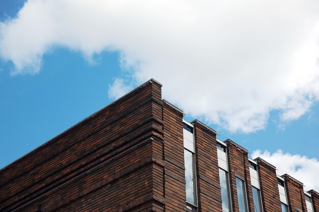 Gevelfragment van een modern kantoorgebouw over blauwe lucht, moderne architectuur