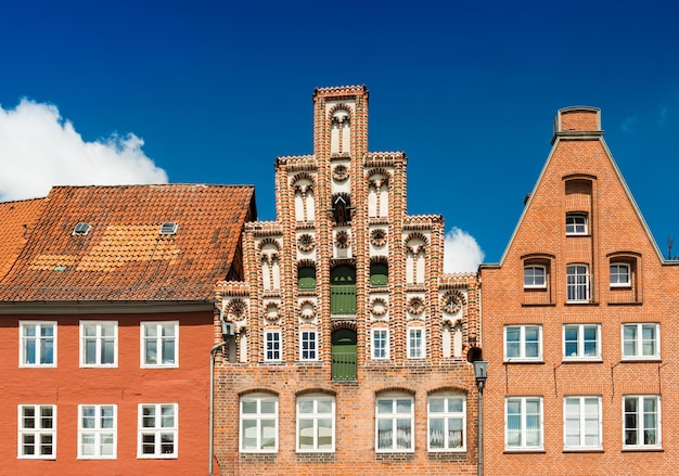 Gevels van de oude historische gebouwen gemaakt van rode baksteen. Blauwe lucht op de achtergrond. Lüneburg, Duitsland