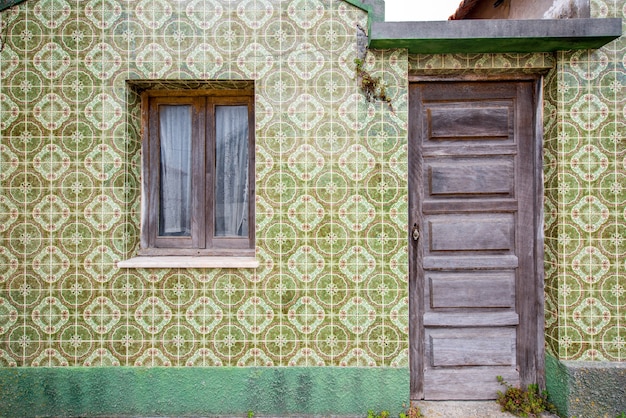 Gevelzicht op de prachtige huismuur met prachtige Portugese tegels voor achtergrond