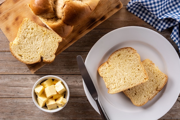 Gevlochten eierbrood op houten tafel