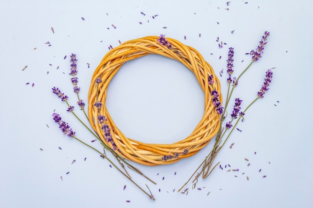 Gevlochten krans met verse lavendel