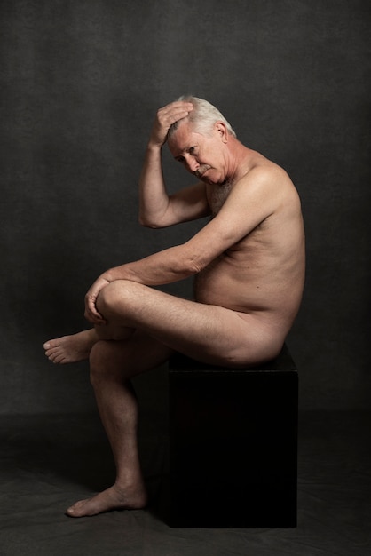 Foto gevoelig portret van een oude man in studio