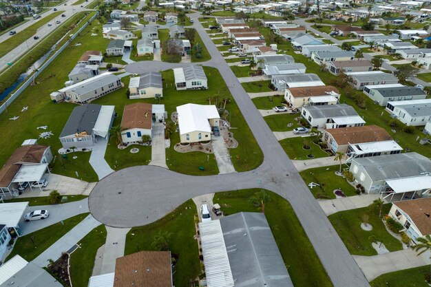 Gevolg van een natuurramp in het zuiden van Florida na het orkaanseizoen Zwaar beschadigde huizen in een woonwijk met mobiele huizen