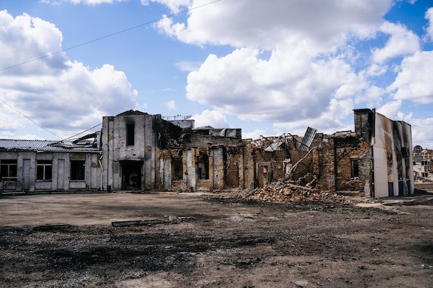 Gevolgen van de Russische vrede in de stad Trostyanets Soemy-regio Civiele gebouwen Russische militaire invasie van Oekraïne
