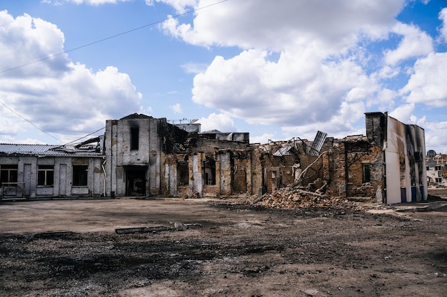 Gevolgen van de russische vrede in de stad trostyanets soemy-regio civiele gebouwen russische militaire invasie van oekraïne