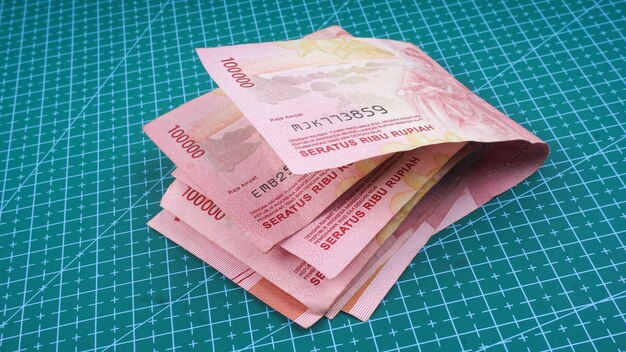 Gevouwen bankbiljet Indonesië Geld Rupiah 100000 IDR Indonesië Valuta Achtergrond Geld Indonesië