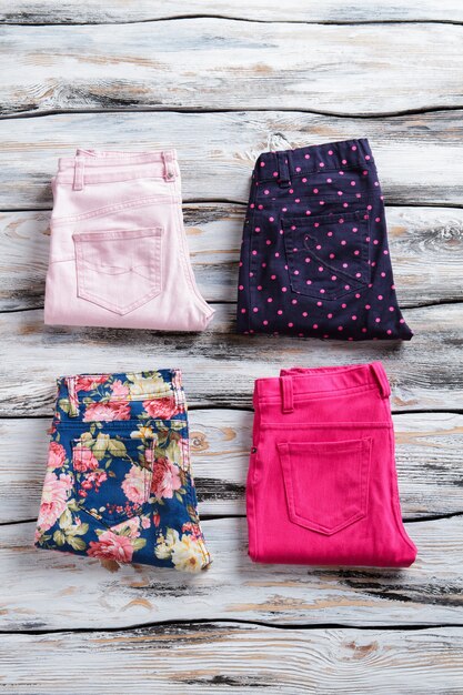 Gevouwen broek van felle kleur. blauwe broek met roze patroon. topkwaliteit koopwaar op voorraad. dames zomerkleding op plank.