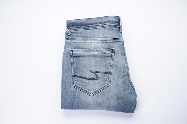 Gevouwen jeans. Denim patroon, blauwe spijkerbroek