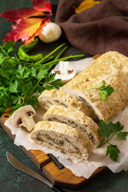 Gevuld gehaktbrood met champignons en kaas op de Thanksgiving-vakantietafel