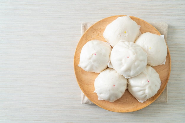 Gevuld gestoomd broodje op houten plaat - Chinees eten stijl