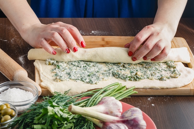 Gevuld Stokbrood Met Olijven Voorbereiden