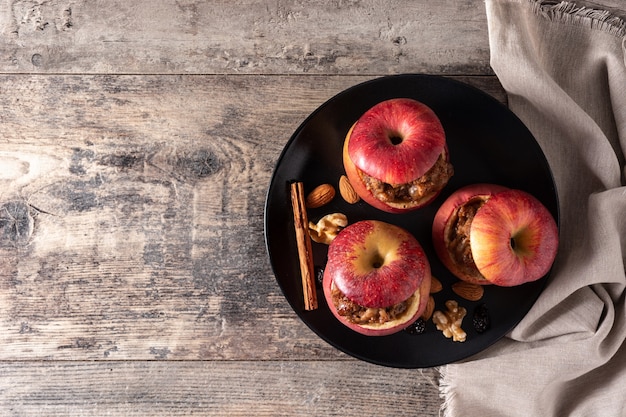 Foto gevulde appels gebakken met noten op houten tafel