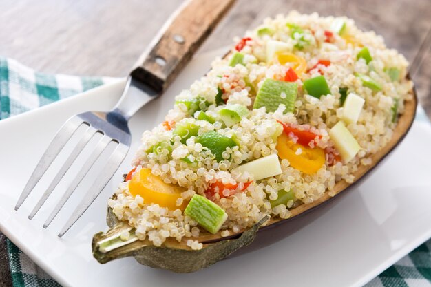 Gevulde aubergine met quinoa en groenten op houten close-up